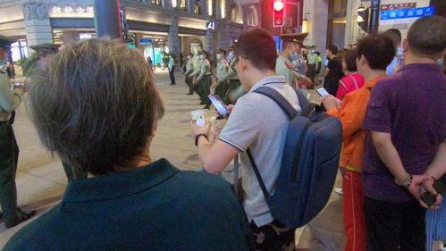 南京路口执勤网红,街头风采与网络热度并存