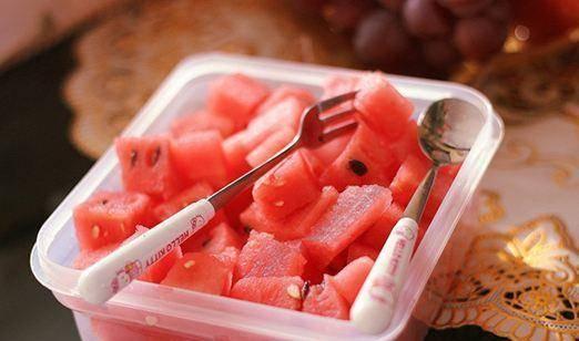 怀孕的女人梦见吃瓜,孕妇梦境中的甜蜜寓意