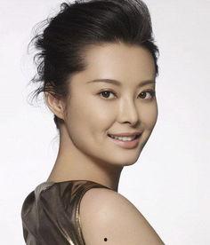 明星袁立,从影视明星到公益使者，她的人生轨迹